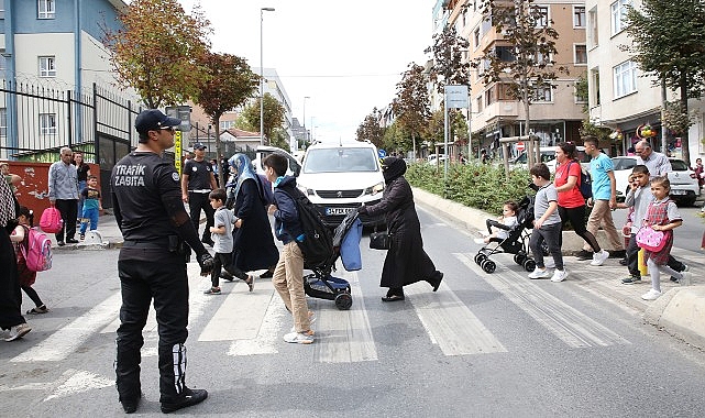 Küçükçekmece zabıtasından okul önlerinde denetim.