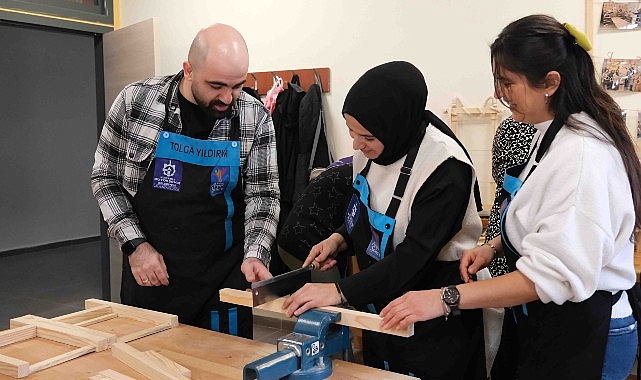 Kadınlar ahşap atölyesinde yeteneklerini keşfediyor;  Ahşabın büyülü dünyası Büyükşehir’de