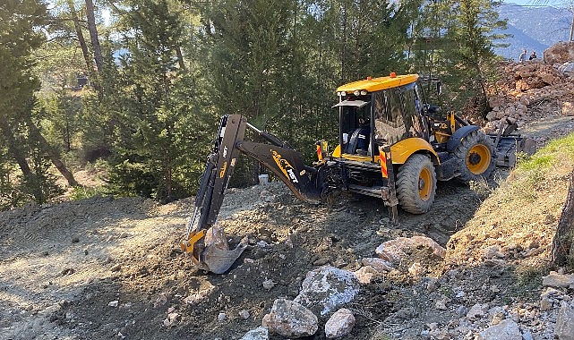 Büyükşehir heyelan yaşanan yollarda duvar örüyor