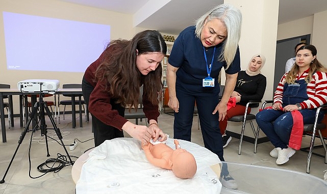 Gaziemir’de anne adayları Gebe Okulu ile doğuma hazırlanıyor