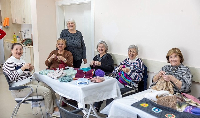 Konak’ın ileri yaş kursiyerleri sevgi köprüsü örüyor