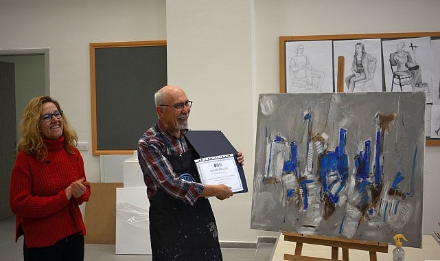 Ressam akademisyen Prof. Dr. Karayağmurlar’dan Egeli öğrencilere “Canlı Performans”